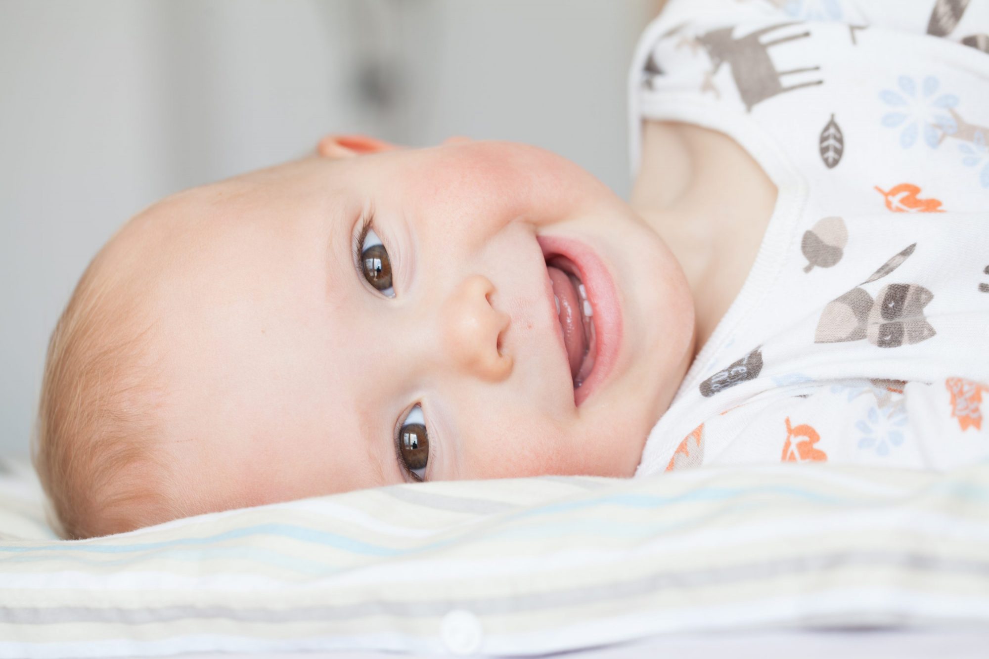 Dents bébé qui percent : Symptômes et soulager bébé.