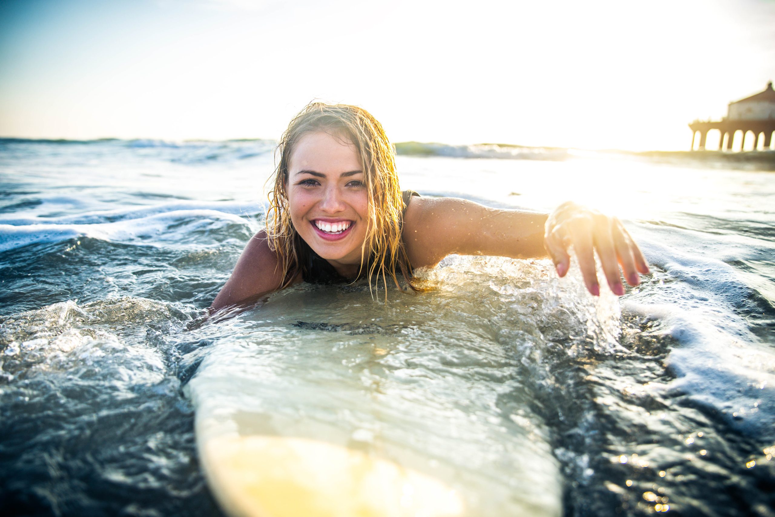 Fille en surf en voyage - Quoi faire en cas d’urgence dentaire à l’étranger ?